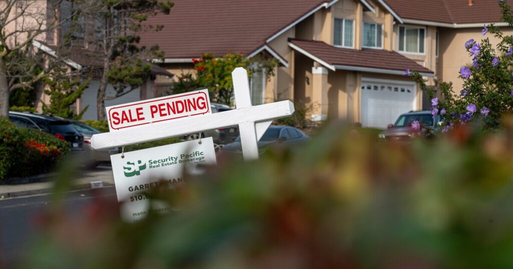 Pending home sales stall as labor market concerns build