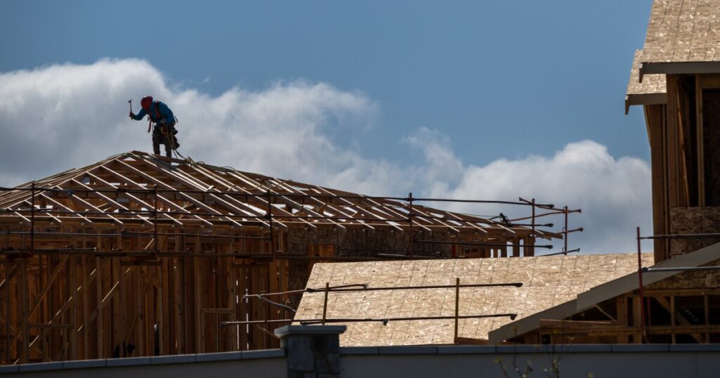 Sentiment among American homebuilders is hardly rising, despite price cuts