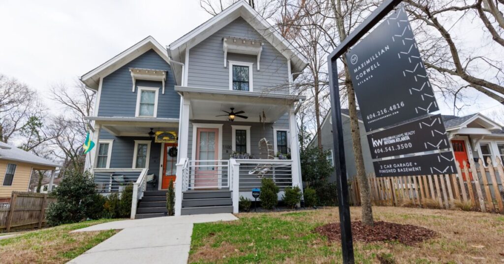 US home sellers are removing outdated listings from the market as interest wanes