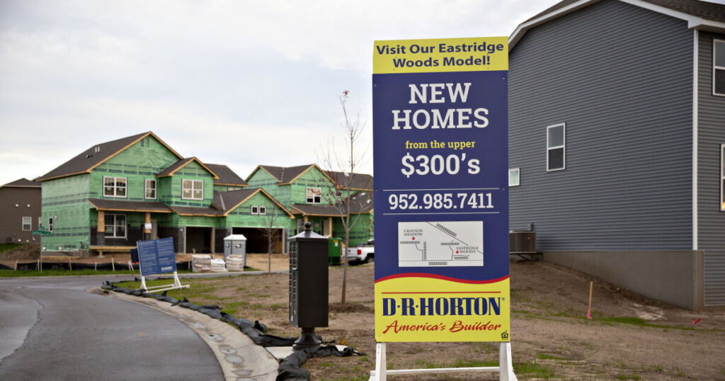 Biggest US homebuilder misses estimates, sees fewer closings
